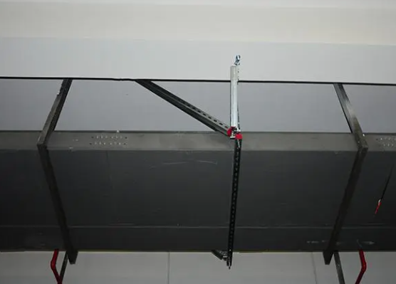 電纜線槽安裝圖片展示，支架托臂標(biāo)準(zhǔn)距離介紹